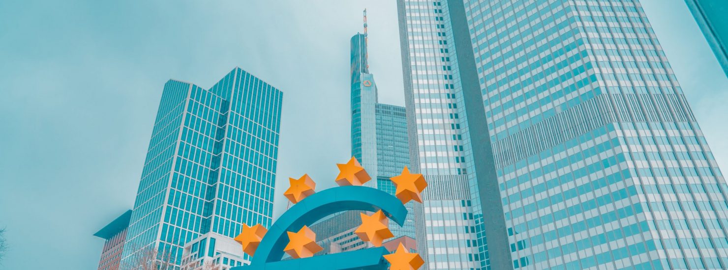 Le symbole de l' euro devant la BCE à Francfort