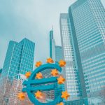 Le symbole de l' euro devant la BCE à Francfort