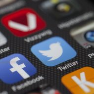 Les applications Facebook et Twitter s'affichent sur un smartphone