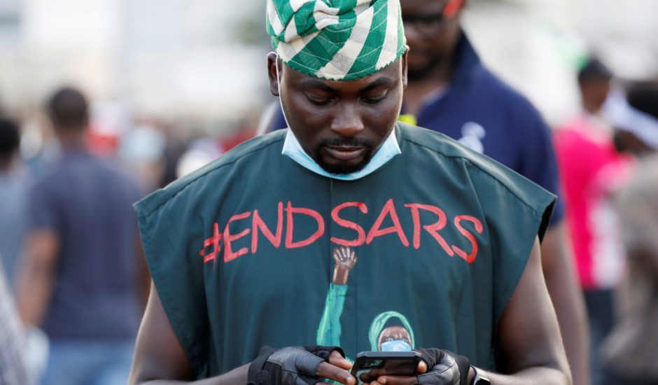 Une personne au Nigéria arborant un t-shirt avec le message #endsars