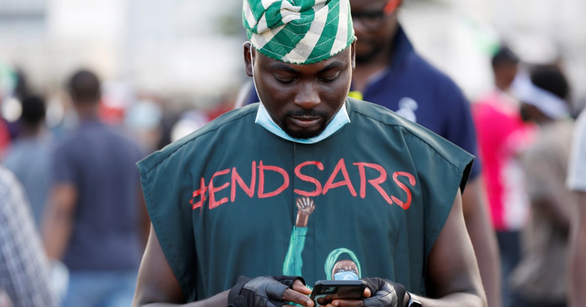 Une personne au Nigéria arborant un t-shirt avec le message #endsars