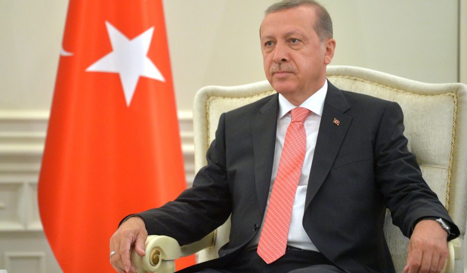 Le président de la Turquie recep tayyip erdoğan devant le drapeau du pays