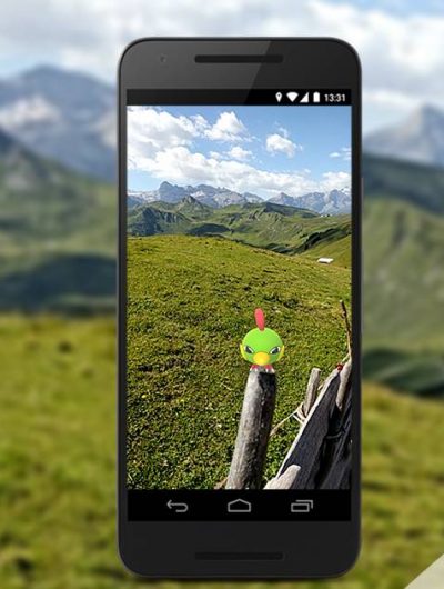 Un smartphone prend un paysage en photo.