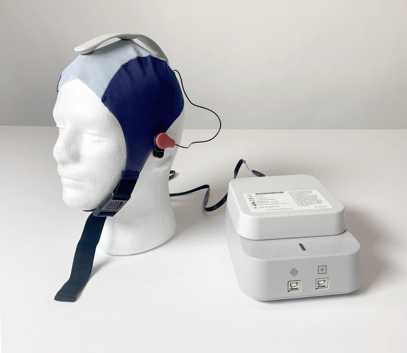 Un système d'électroencéphalographie placé sur la tête d'un mannequin.