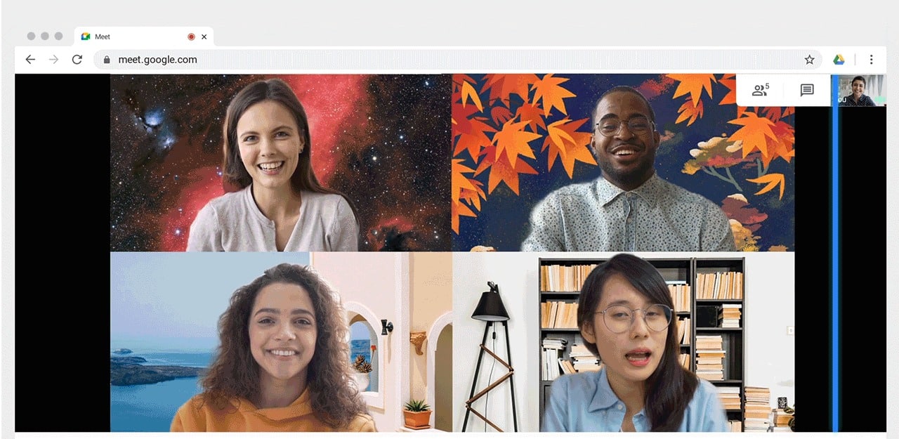 Quatre personnes discutant sur Google Meet avec un arrière-plan différent pour chacun.