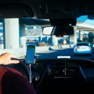 Un chauffeur de VTC Uber au travail sur les routes de Californie