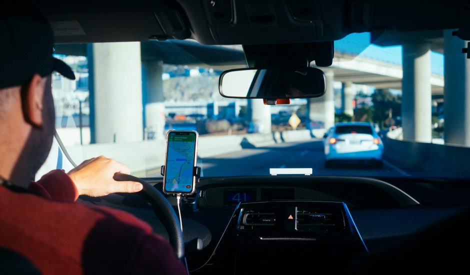 Un chauffeur de VTC Uber au travail sur les routes de Californie
