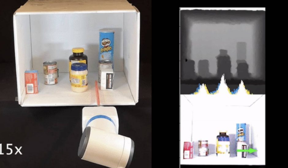 Un bras robotique range des objets dans une étagère.