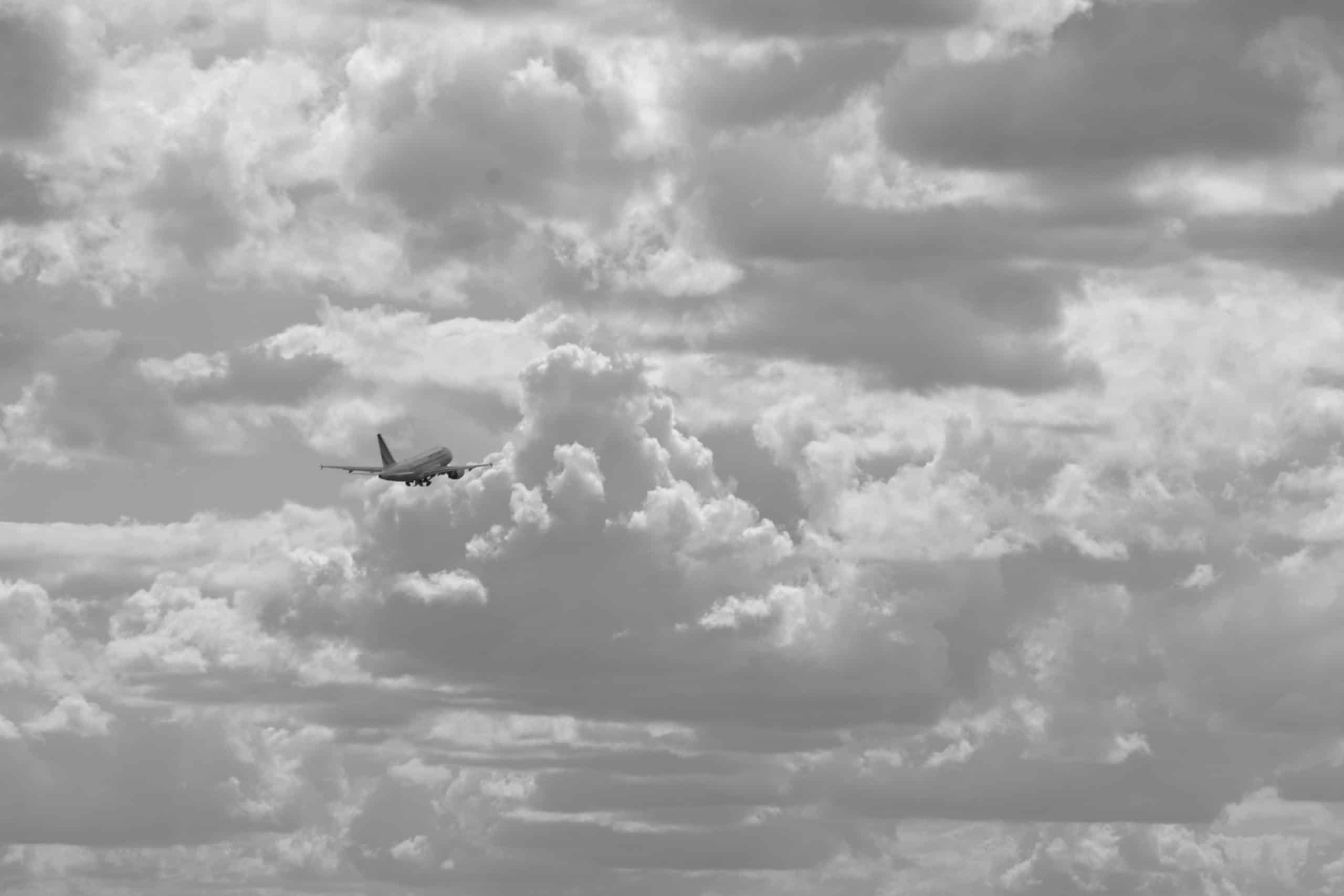 Un avion décollant de l'Aéroport de Paris-Charles de Gaulle