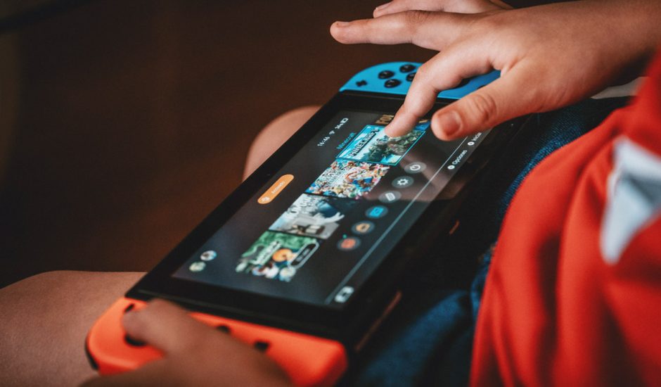 Un enfant joue à la Nintendo Switch.