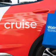 Un sac Walmart devant une voiture Cruise.