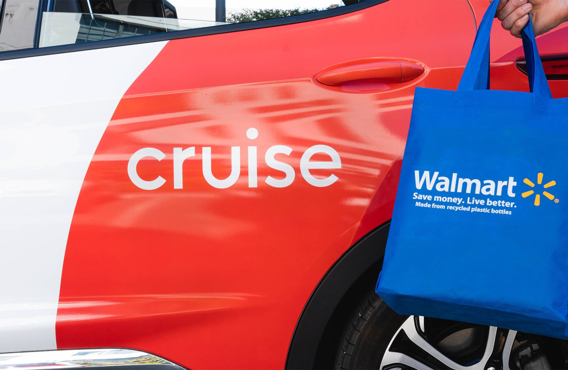 Un sac Walmart devant une voiture Cruise.