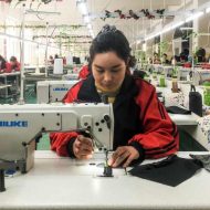 Une femme ouighour travaillant dans une usines en chine