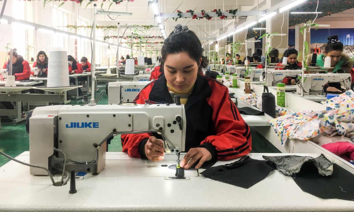 Une femme ouighour travaillant dans une usines en chine