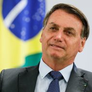 Jair Bolsonaro devant le drapeau du Brésil