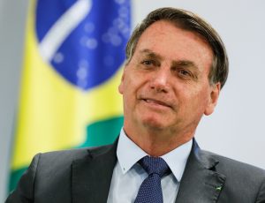 Jair Bolsonaro devant le drapeau du Brésil