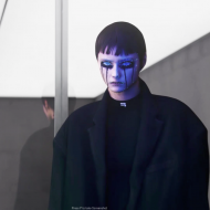 Capture d'écran du jeu créé par Balenciaga. On y voit une fille maquillée portant un manteau noir et un pull noir