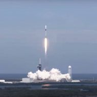 Une fusée Falcon 9 décolle depuis le Kennedy Space Center en Floride.