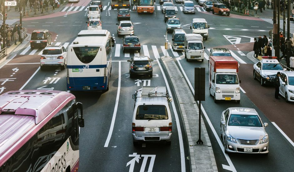 Des voitures roulant sur une route au Japon.