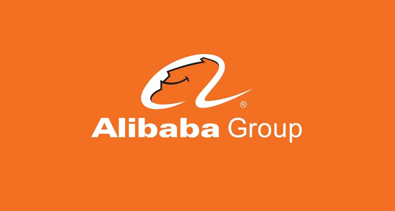 Le logo Alibaba Group sur un fond orange.