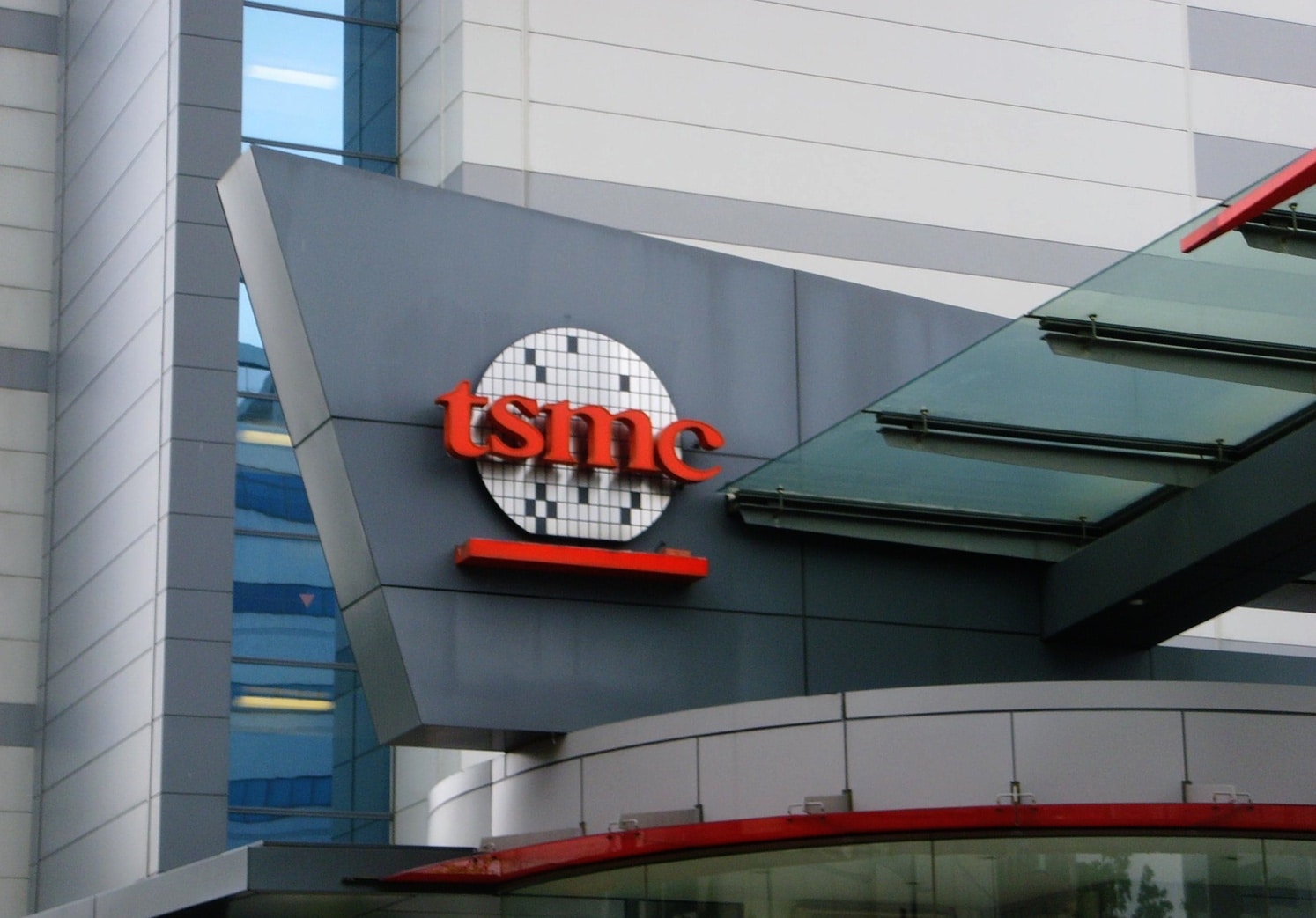 logo de l'entreprise TSMC sur un bâtiment
