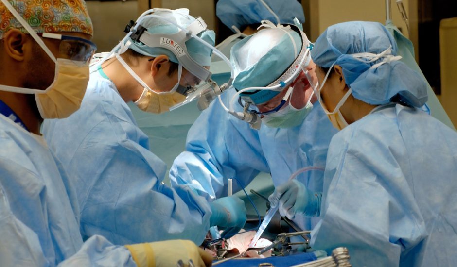 Des chirurgiens en train de procéder à une opération.