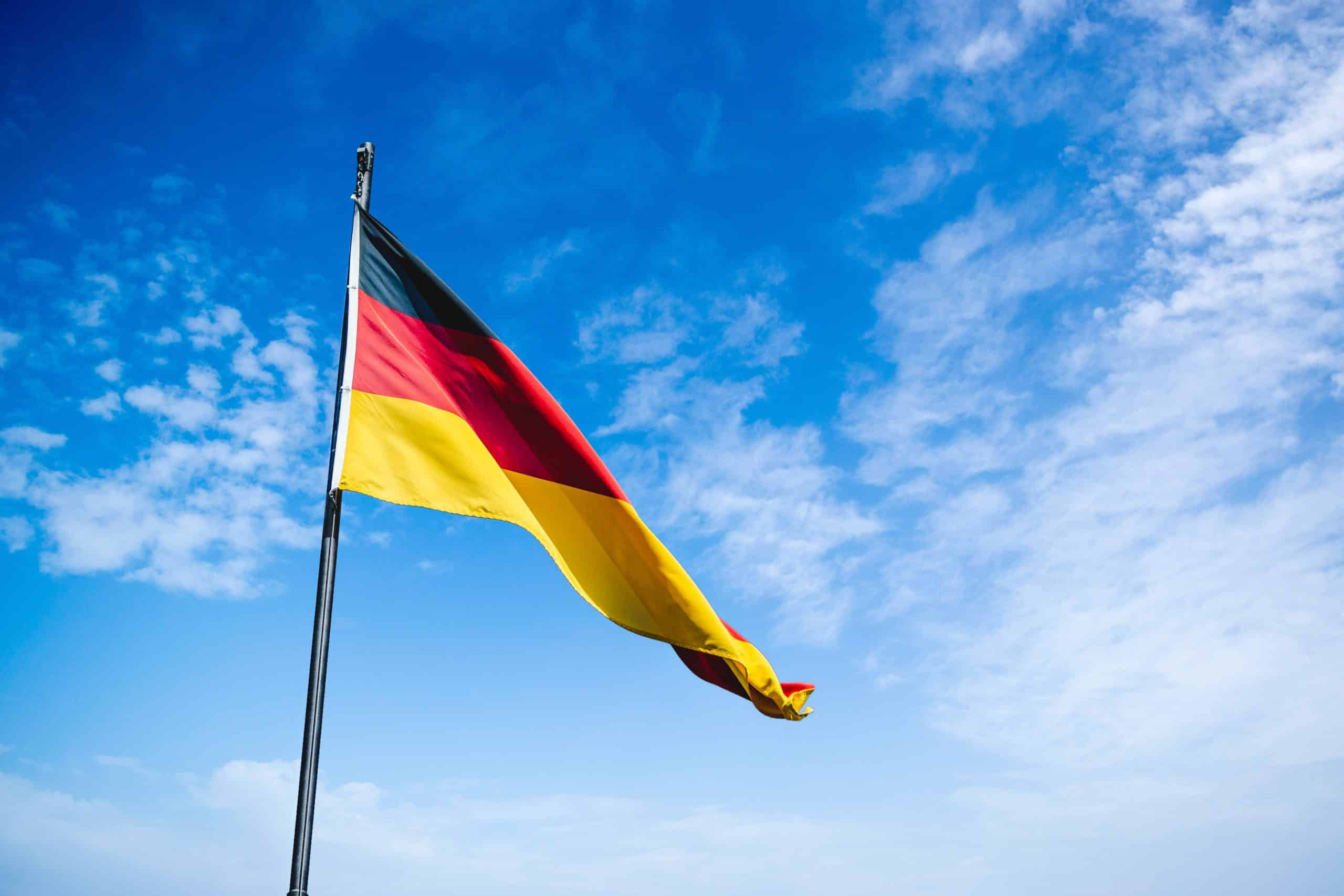 Le drapeau allemand flottant dans le ciel