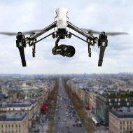 Un drone qui vol dans le ciel de Paris.