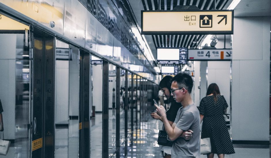 Des usagers attendant le métro à ChongQing en Chine