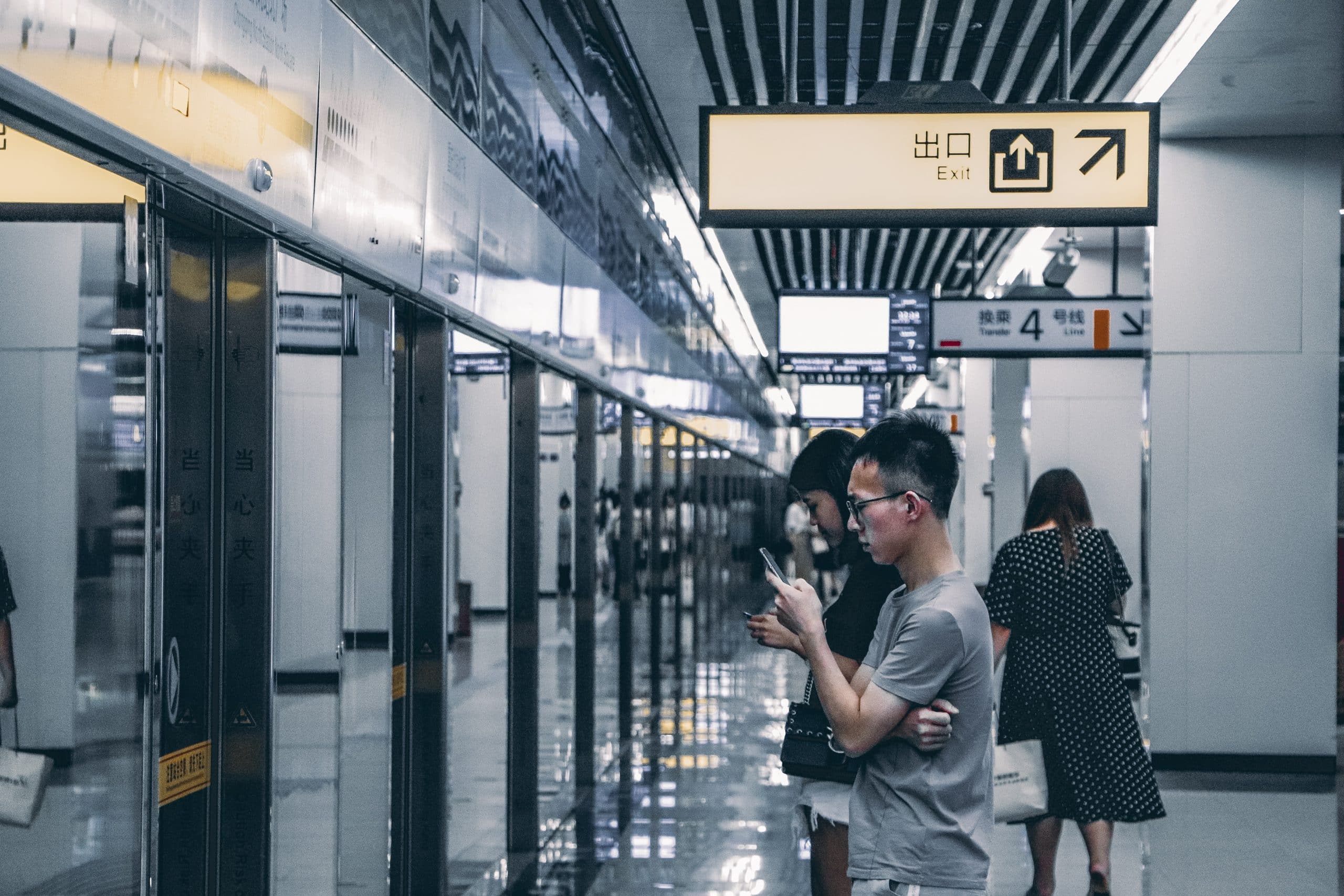 Des usagers attendant le métro à ChongQing en Chine