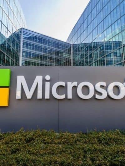 Photo du logo Microsoft au siège de Microsoft France