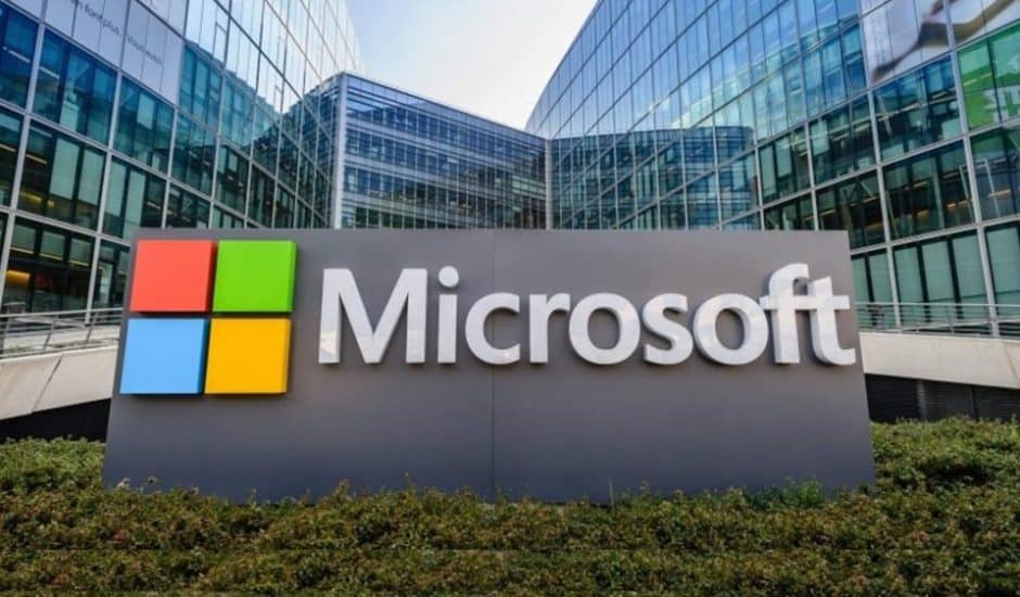 Photo du logo Microsoft au siège de Microsoft France