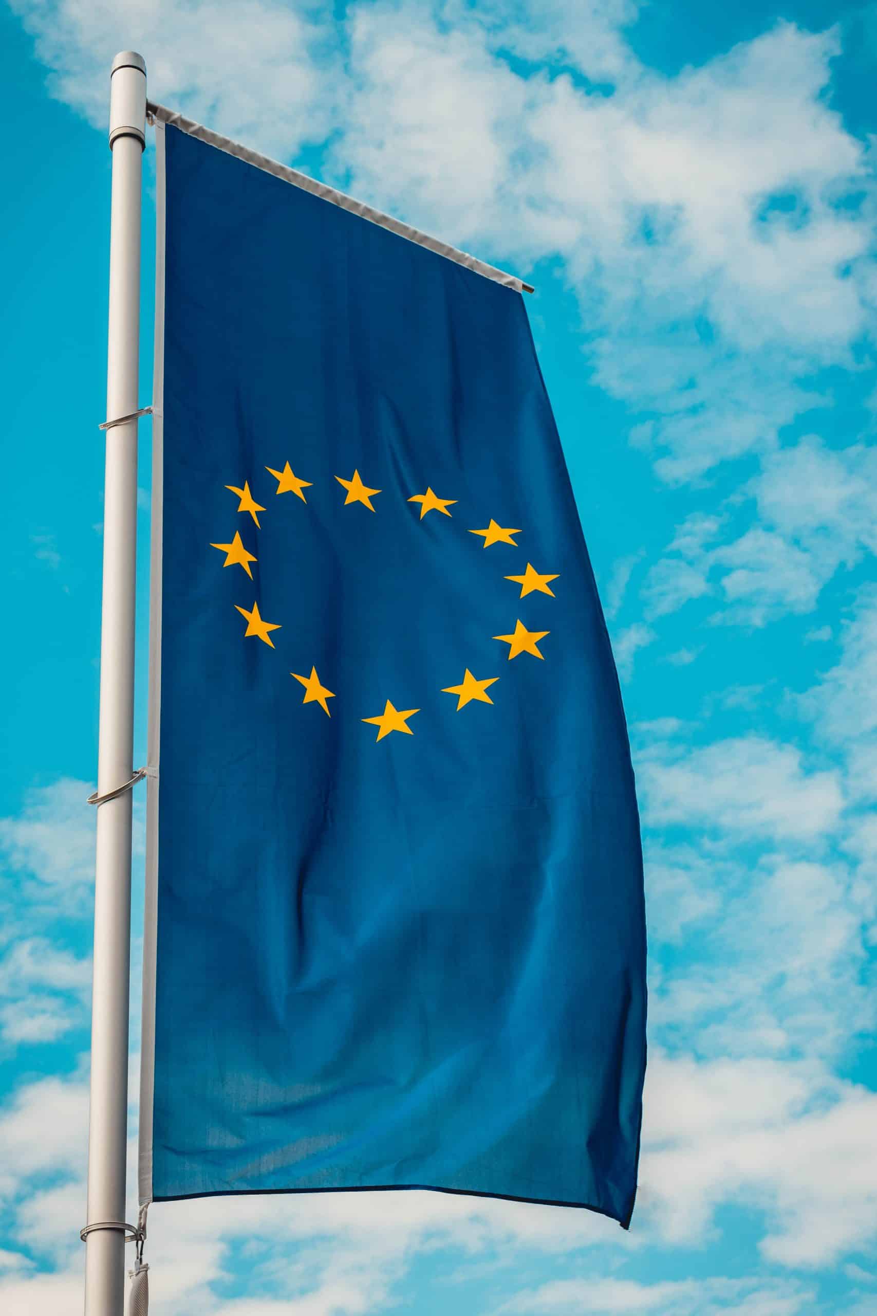 le drapeau européen flottant dans l'air