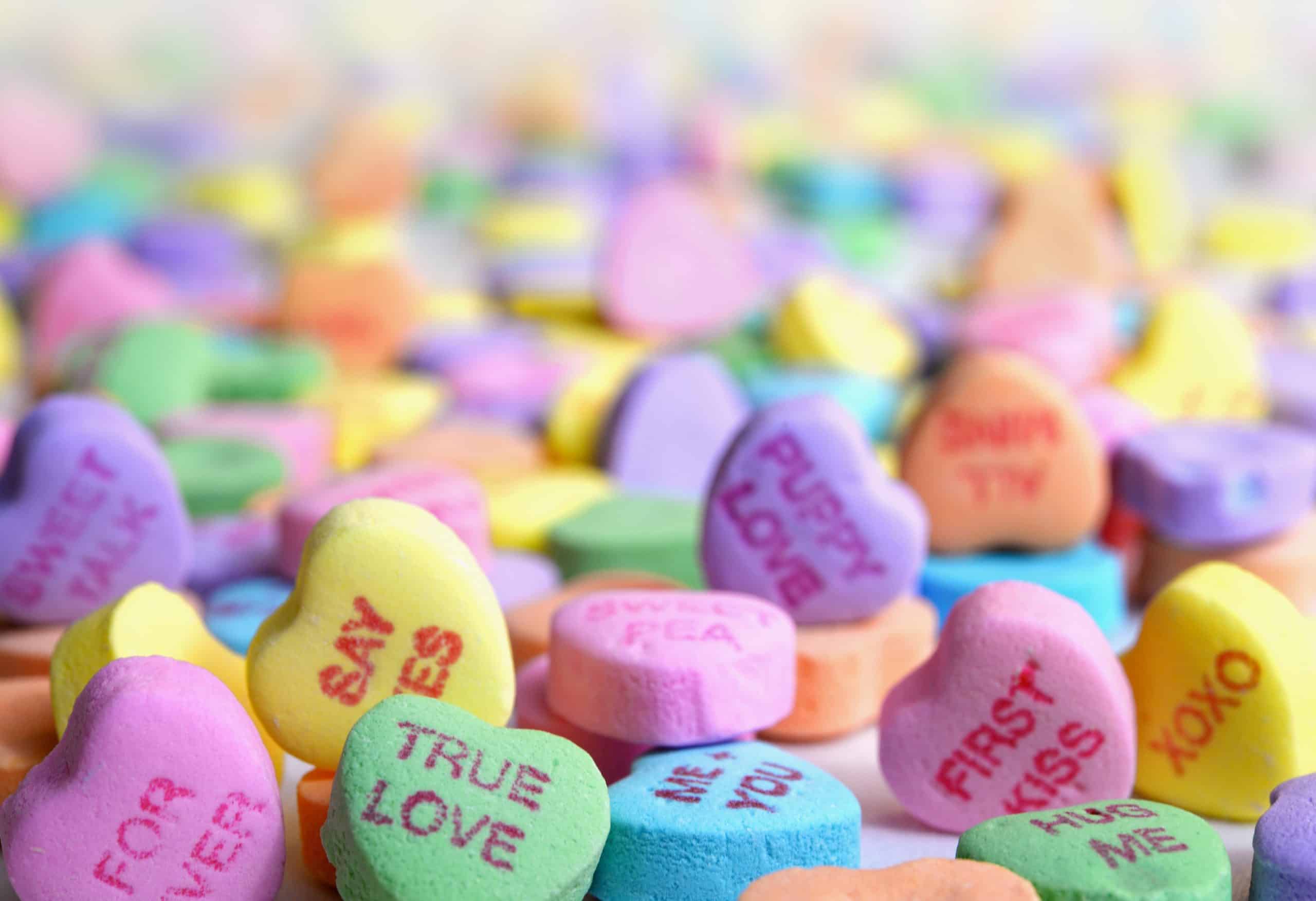 Des bonbons multicolores en forme de coeur