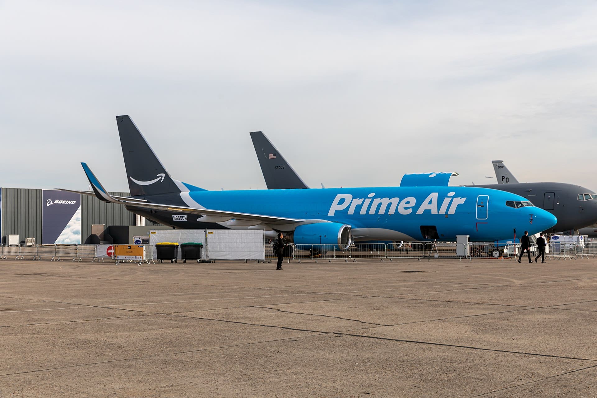 Un avion d'Amazon Air posé au sol.