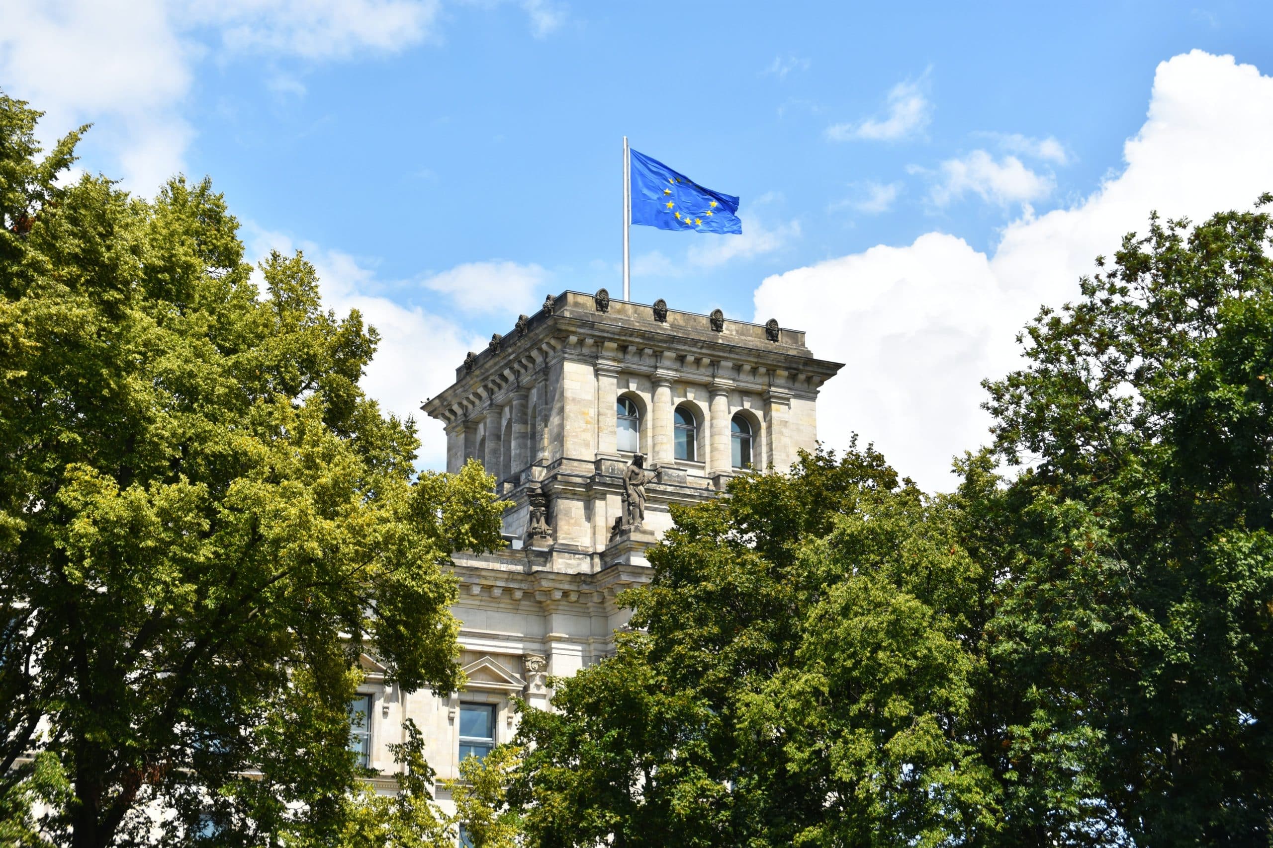 Le drapeau européen flottant au dessus du Reichstag en Allemagne