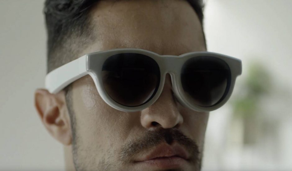 Un homme porte des lunettes de réalité augmentée.