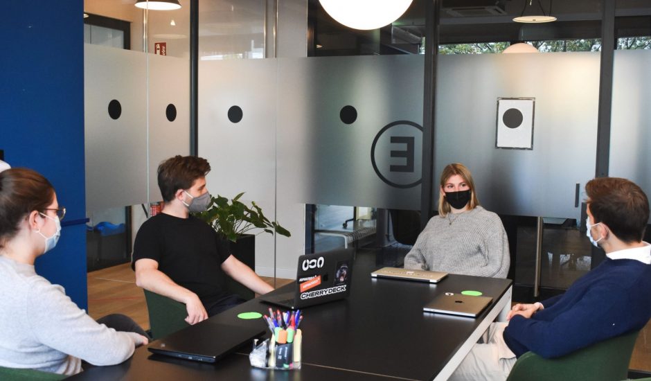 un bureau avec des collaborateurs masqués