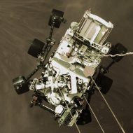 Le rover Perseverance photographié de haut, alors qu'il est sur le point de se poser sur Mars.