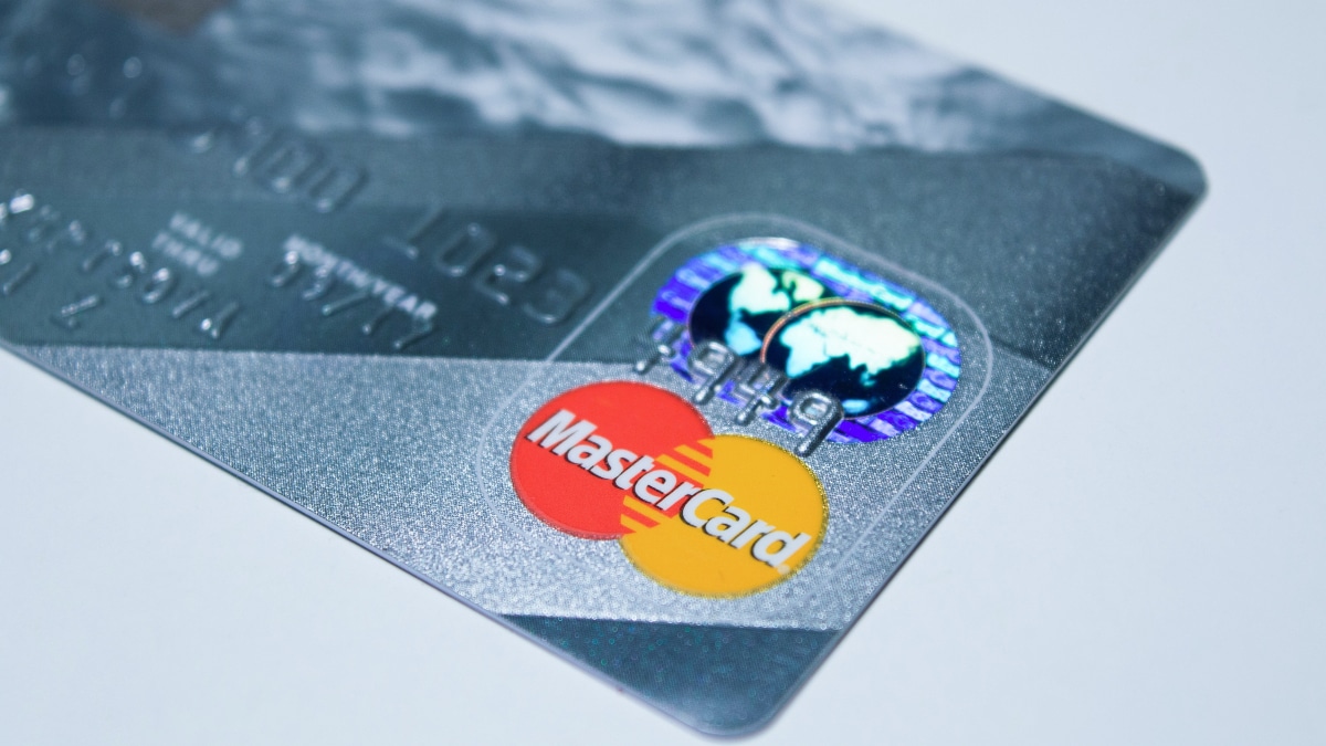Mastercard collabore avec Samsung pour lancer des cartes bancaires avec capteur d’empreinte digitale.