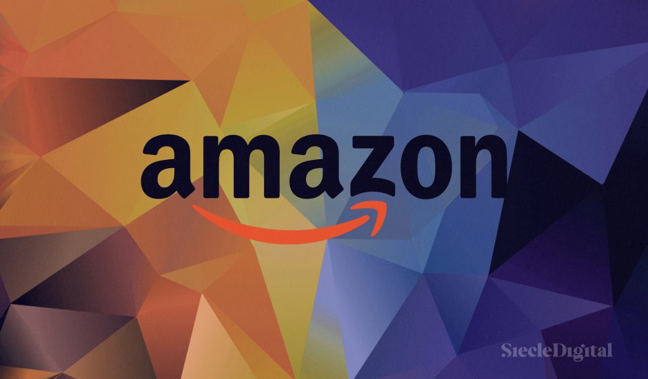 Le logo d'Amazon sur un fond géométrique coloré.