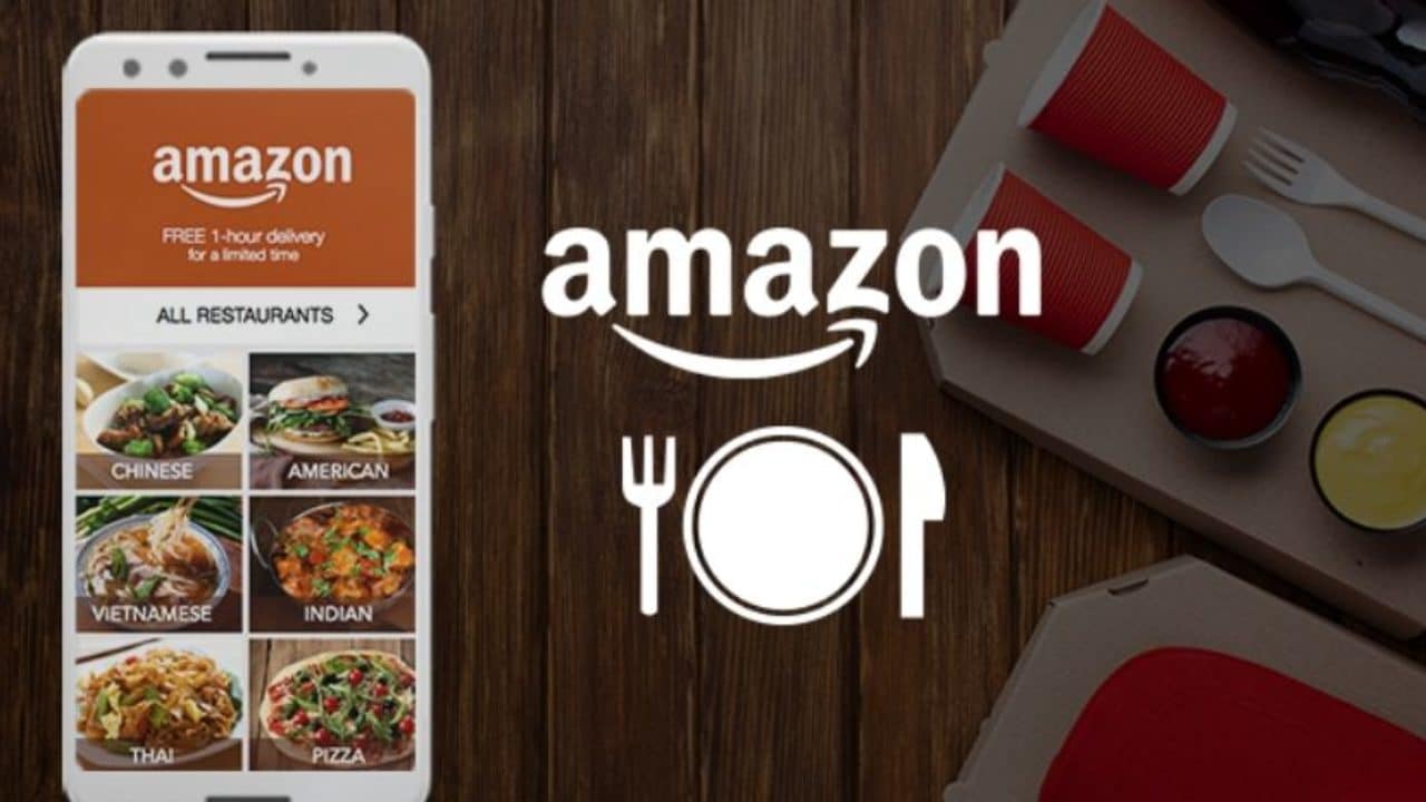 Un smartphone ouvert sur l'application indienne Amazon Food, ainsi que le logo du service.
