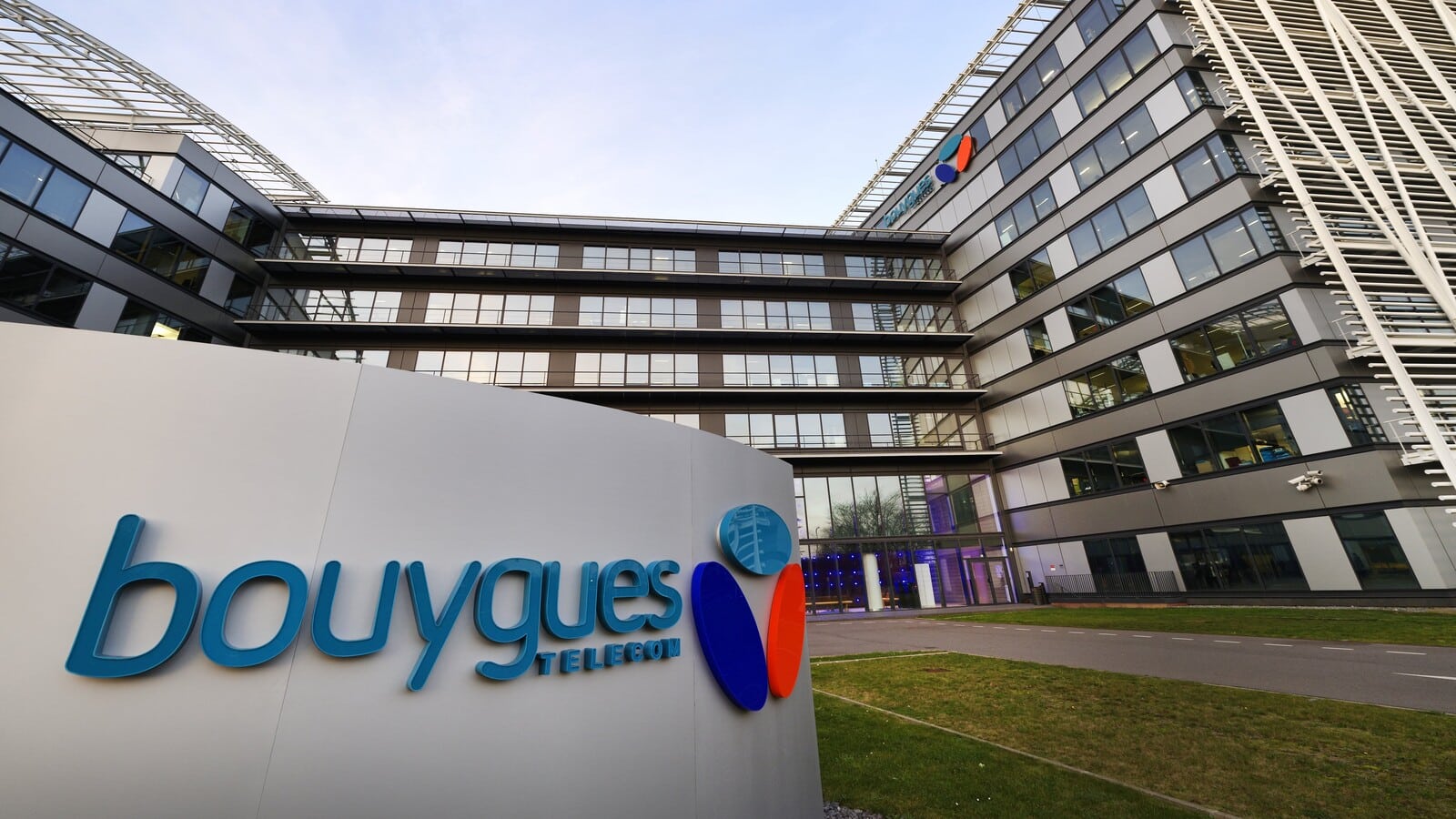 Le logo de Bouygues Telecom devant un immeuble de bureau