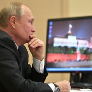 Valdimir Poutine derrière un ordinateur