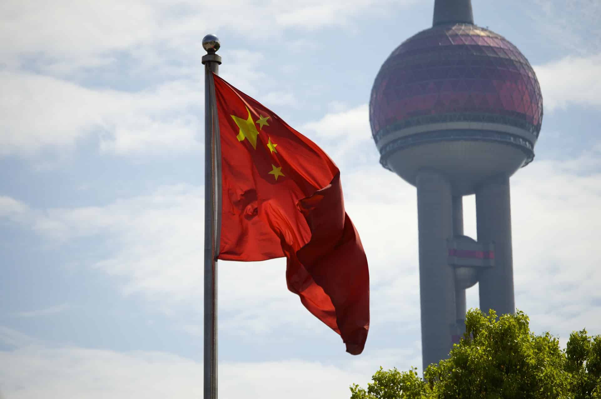 Le drapeau chinois devant un édifice à Shanghai.