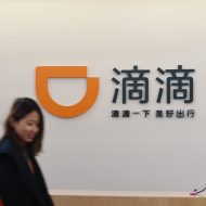 Aperçu de deux femmes devant le logo de Didi Chuxing.