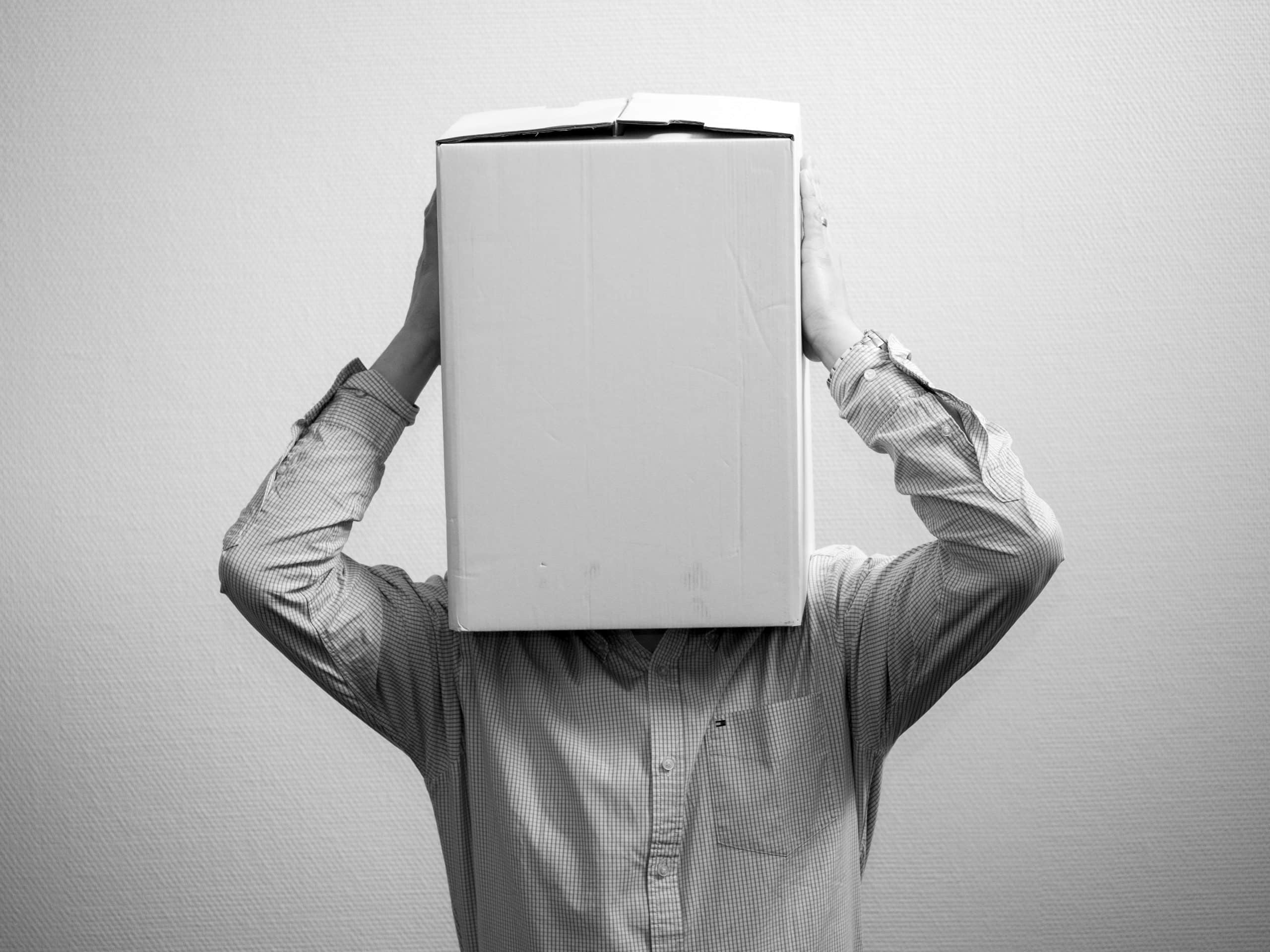 Une personne portant une chemise avec la tête dans un carton