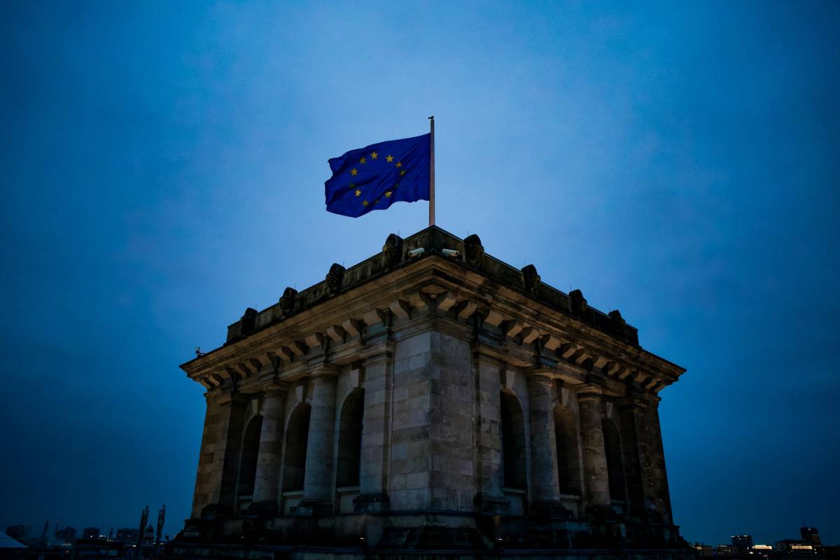 Le drapeau européen flotte au-dessus d'un édifice.