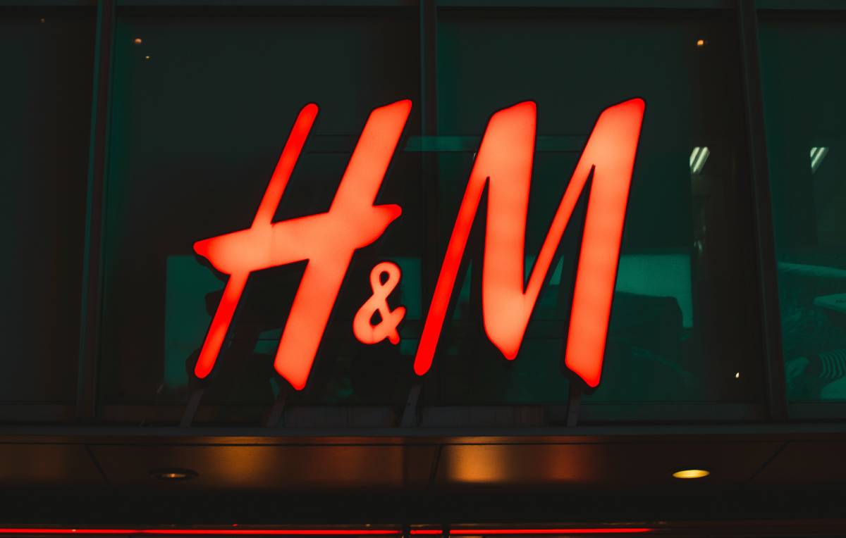 Le logo de H&M sur la devanture d'un magasin.