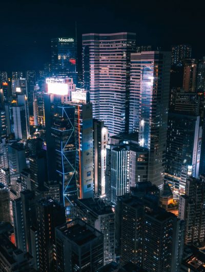 Les gratte-ciel de Hong Kong photographiés de nuit.